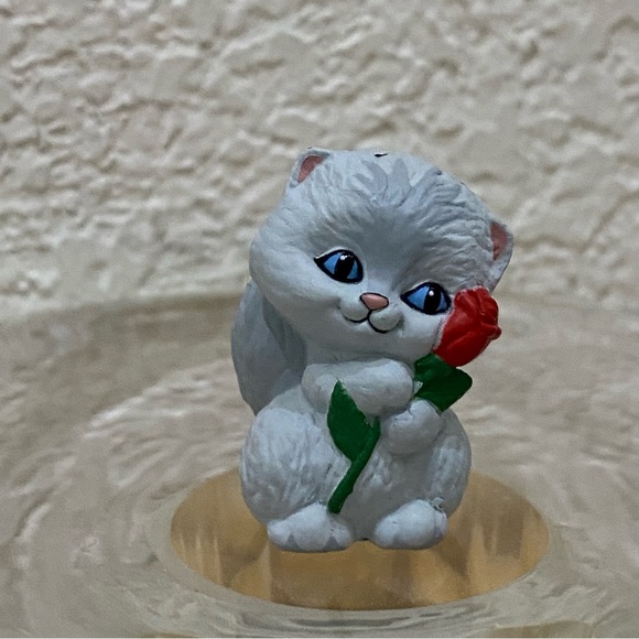 Vintage 1989 Hallmark Bluish Plastic Cat Holding Rose Flower Mini Figurine - Picture 9 of 9